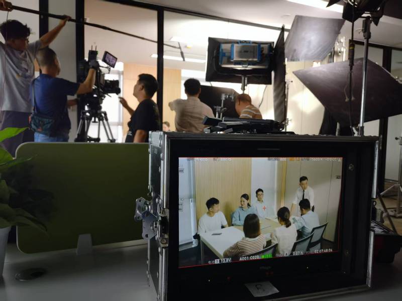 栖霞市TVC拍摄公司：科技产品视觉化大师，诠释未来感与功能美学